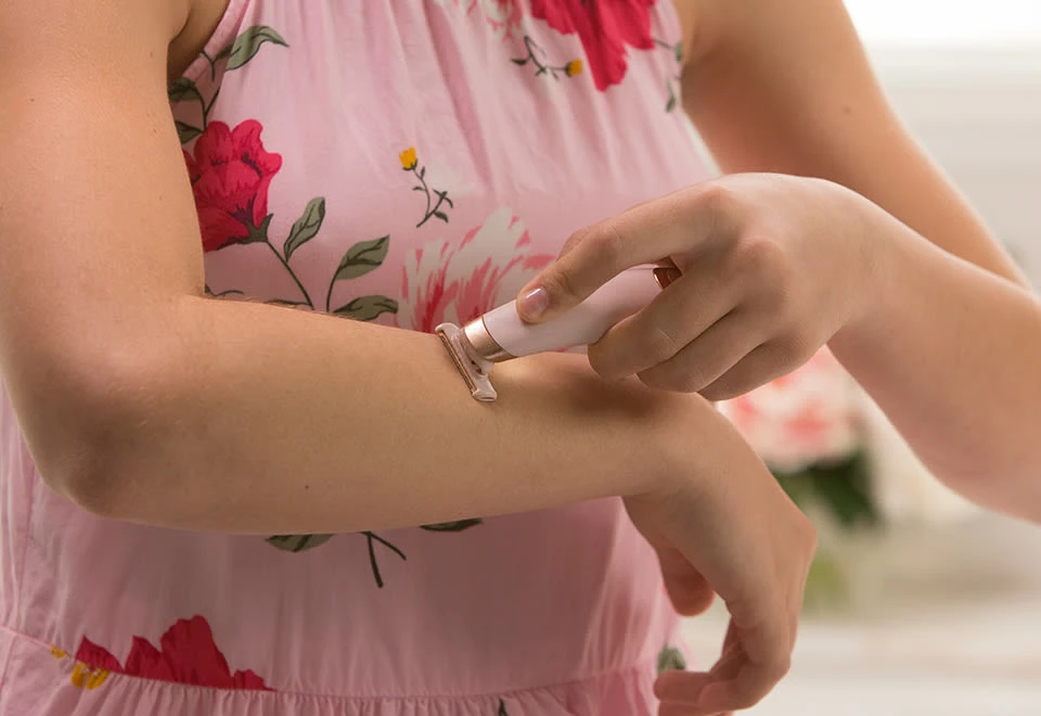 Budget ✔️ Rechargeable 👩 Women’s Razor with Light by Church & Dwight Co., Inc. 🎁 - Image 7